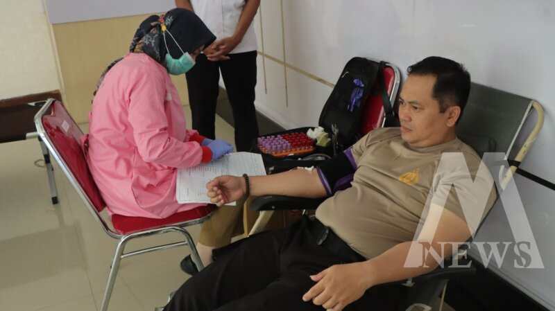 Kapolres Nganjuk AKBP Henri Noveri Santoso saat donor darah