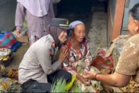 Kapolsek Pakong AKP Nining Dyah Poespitosari Soetikno bersama nenek penjual rempah