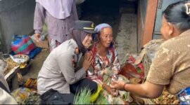Kapolsek Pakong AKP Nining Dyah Poespitosari Soetikno bersama nenek penjual rempah