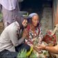 Kapolsek Pakong AKP Nining Dyah Poespitosari Soetikno bersama nenek penjual rempah