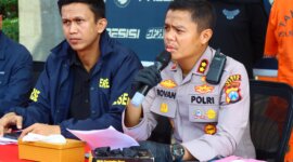 Kapolres Gresik AKBP Rovan Richard Mahenu didampingi Kasatreskrim Polres Gresik AKP Abid Uais Al-Qarni