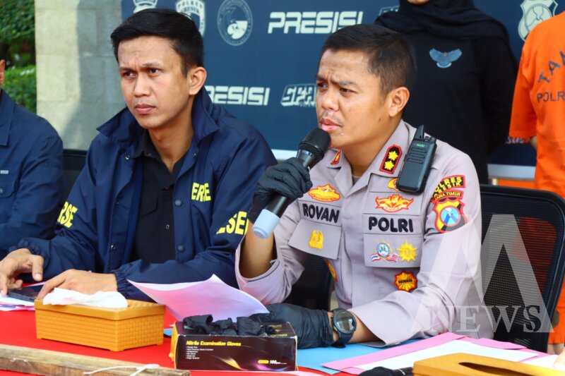 Kapolres Gresik AKBP Rovan Richard Mahenu didampingi Kasatreskrim Polres Gresik AKP Abid Uais Al-Qarni