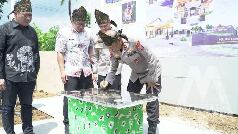 Kapolda Jatim Irjen Pol Drs. Nanang Avianto resmikan pembangunan Polsek Tambak Bawean