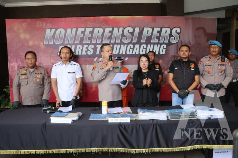 Kapolres Tulungagung AKBP Muhammad Taat Resdi ungkap kasus korupsi