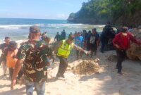 Polres Malang tangani laka laut di pantai Kondang Merak