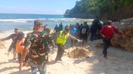 Polres Malang tangani laka laut di pantai Kondang Merak