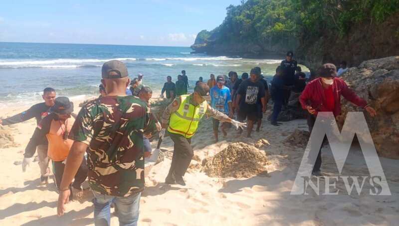 Polres Malang tangani laka laut di pantai Kondang Merak