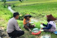Bhabinkamtibmas Polsek Warujayeng sapa warga di sawah