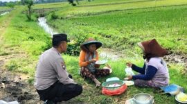 Bhabinkamtibmas Polsek Warujayeng sapa warga di sawah