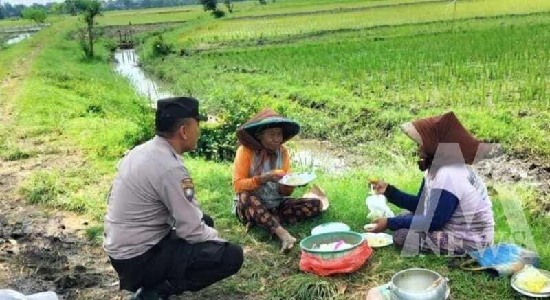 Bhabinkamtibmas Polsek Warujayeng sapa warga di sawah