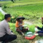 Bhabinkamtibmas Polsek Warujayeng sapa warga di sawah