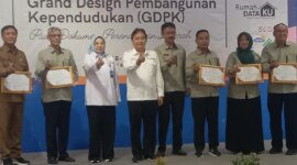 Kaper BKKBN Jatim Maria Ernawati hadiri acara tersebut