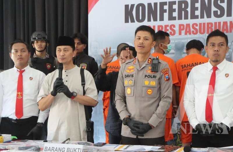 Pengasuh Ponpes Metal Rejoso KH. M. Nurcholis didampingi Kapolres Pasuruan Kota AKBP Davis Busin Siswara