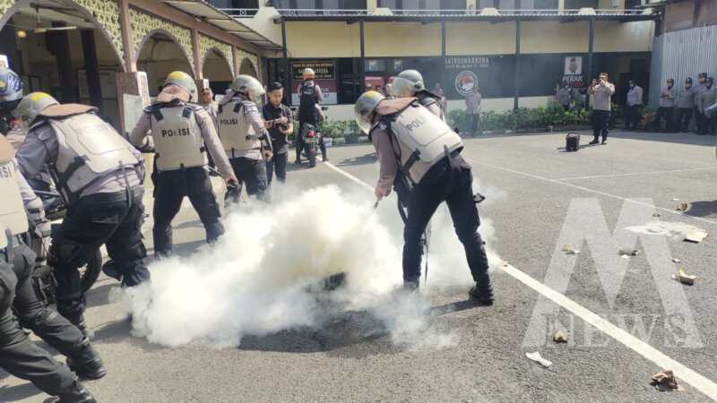 Polres Pelabuhan Tanjung Perak gelar simulasi unjuk rasa