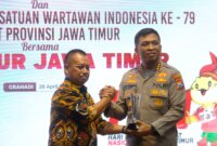 Kapolresta Sidoarjo Kombespol Christian Tobing terima penghargaan Sewakottama Award dari Ketua PWI Jatim Lutfil Hakim