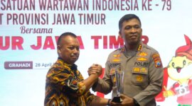 Kapolresta Sidoarjo Kombespol Christian Tobing terima penghargaan Sewakottama Award dari Ketua PWI Jatim Lutfil Hakim