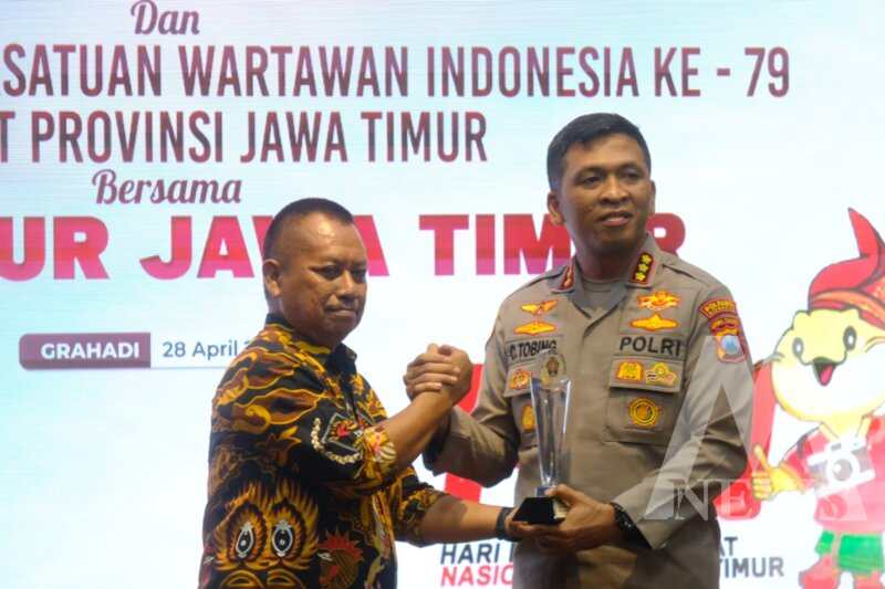 Kapolresta Sidoarjo Kombespol Christian Tobing terima penghargaan Sewakottama Award dari Ketua PWI Jatim Lutfil Hakim