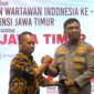 Kapolresta Sidoarjo Kombespol Christian Tobing terima penghargaan Sewakottama Award dari Ketua PWI Jatim Lutfil Hakim