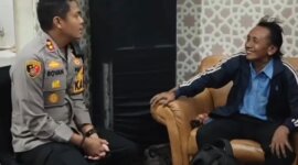 Kapolres Gresik AKBP Rovan bersama pemudik