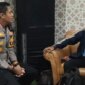 Kapolres Gresik AKBP Rovan bersama pemudik