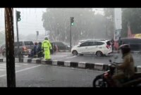 Anggota Satlantas Polres Nganjuk Pos Pam Kertosono atur arus mudik di tengah hujan