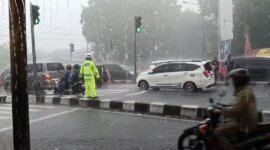 Anggota Satlantas Polres Nganjuk Pos Pam Kertosono atur arus mudik di tengah hujan