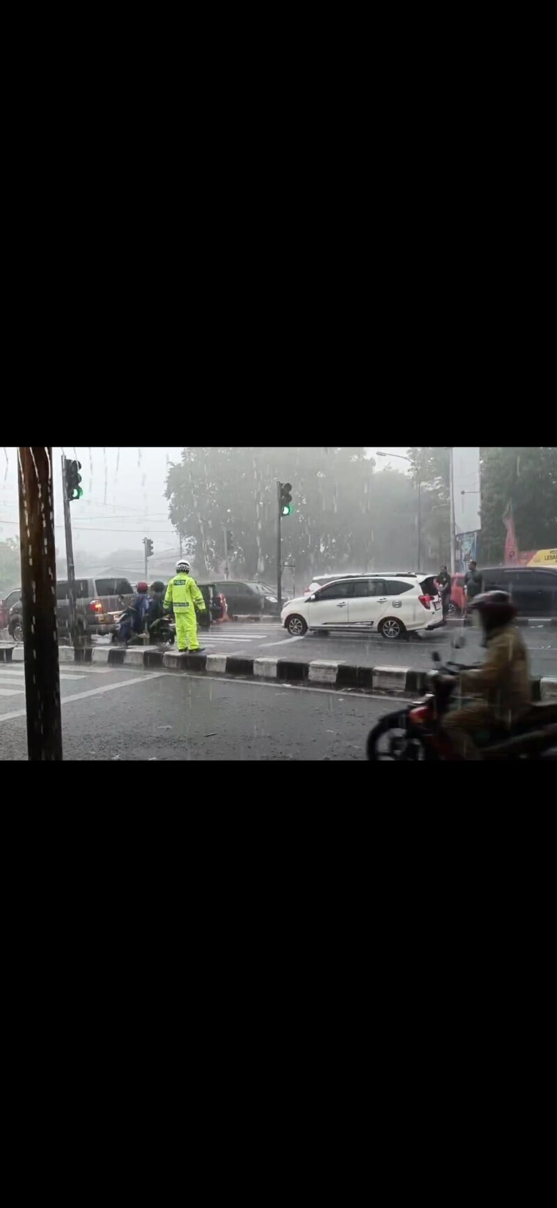 Anggota Satlantas Polres Nganjuk Pos Pam Kertosono atur arus mudik di tengah hujan