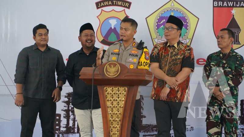 Kapolres Gresik AKBP Rovan Richard Mahenu dan Bupati Gresik Gus Yani