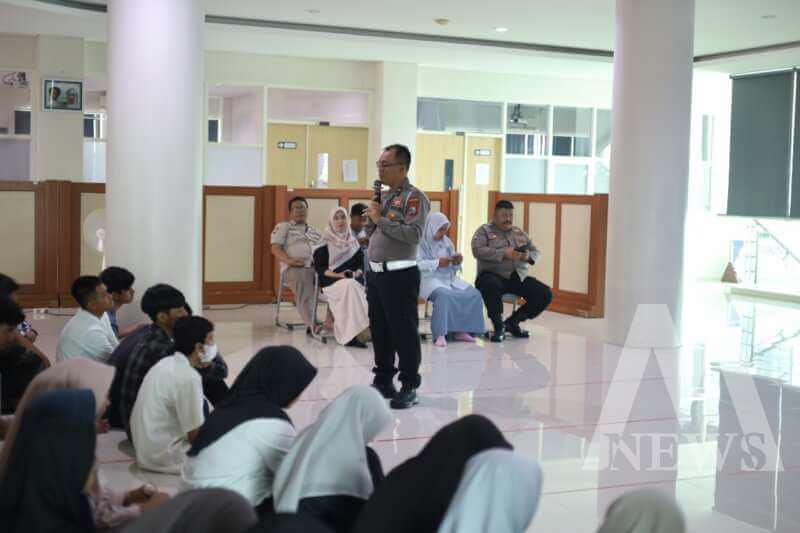 Satlantas Polres Gresik sosialisasi keselamatan berkendara di Pesantren