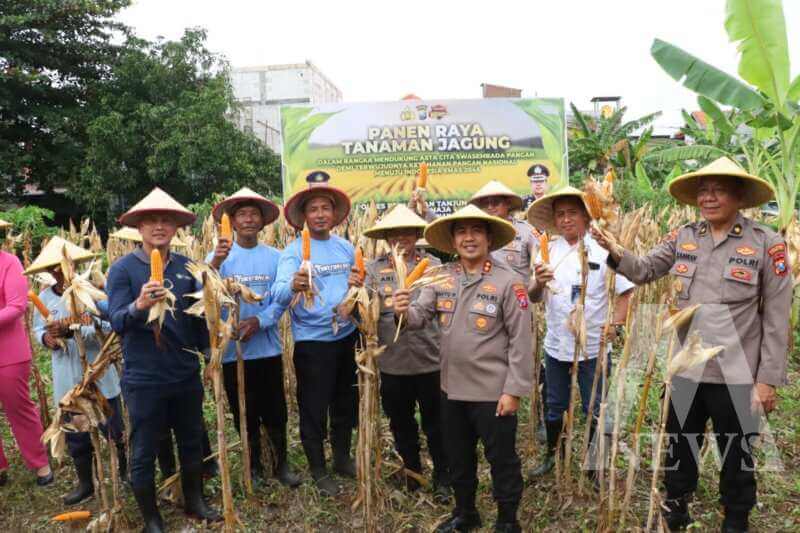 Kapolres Pelabuhan Tanjung Perak AKBP Wahyu Hidayat panen raya jagung