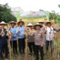 Kapolres Pelabuhan Tanjung Perak AKBP Wahyu Hidayat panen raya jagung