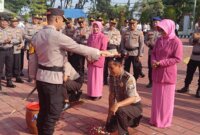 Kapolres Gresik AKBP Rovan Richard Mahenu beri 2 anggota kenaikan pangkat