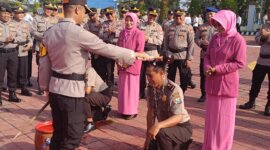 Kapolres Gresik AKBP Rovan Richard Mahenu beri 2 anggota kenaikan pangkat