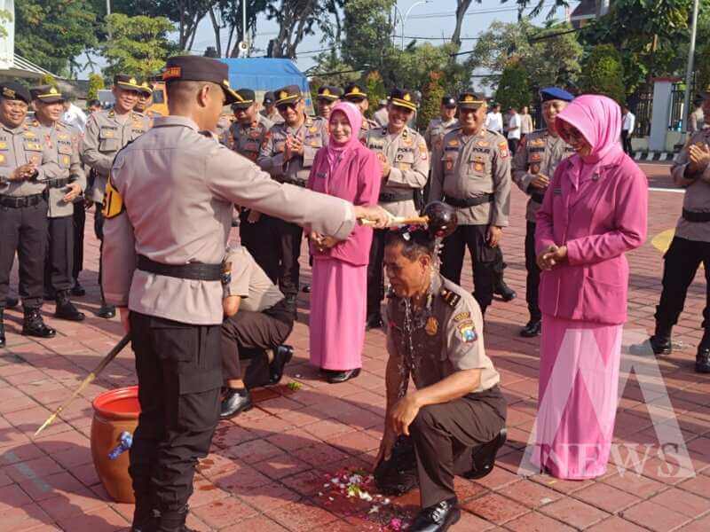 Kapolres Gresik AKBP Rovan Richard Mahenu beri 2 anggota kenaikan pangkat