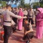 Kapolres Gresik AKBP Rovan Richard Mahenu beri 2 anggota kenaikan pangkat