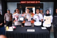 Pelaku ditangkap Polisi beserta barang buktinya