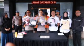 Pelaku ditangkap Polisi beserta barang buktinya