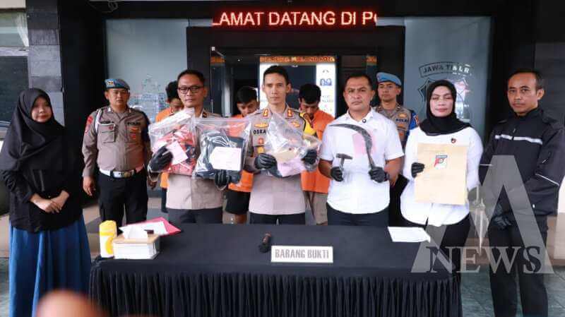 Pelaku ditangkap Polisi beserta barang buktinya