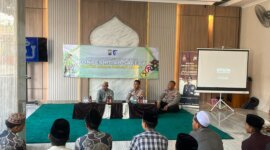 Kasatlantas Polres Probolinggo AKP Safiq Jundhira Zulkarnaen edukasi santri cara berlalulintas