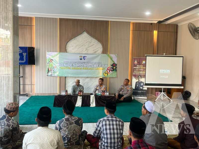 Kasatlantas Polres Probolinggo AKP Safiq Jundhira Zulkarnaen edukasi santri cara berlalulintas