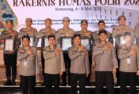 Kabid Humas Polda Jatim Kombespol Jules Abraham Abast saat terima penghargaan dari Divisi Humas Polri