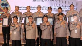 Kabid Humas Polda Jatim Kombespol Jules Abraham Abast saat terima penghargaan dari Divisi Humas Polri