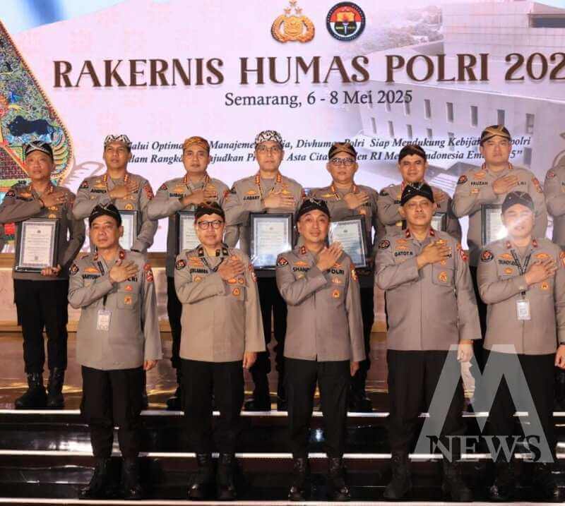 Kabid Humas Polda Jatim Kombespol Jules Abraham Abast saat terima penghargaan dari Divisi Humas Polri