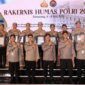 Kabid Humas Polda Jatim Kombespol Jules Abraham Abast saat terima penghargaan dari Divisi Humas Polri