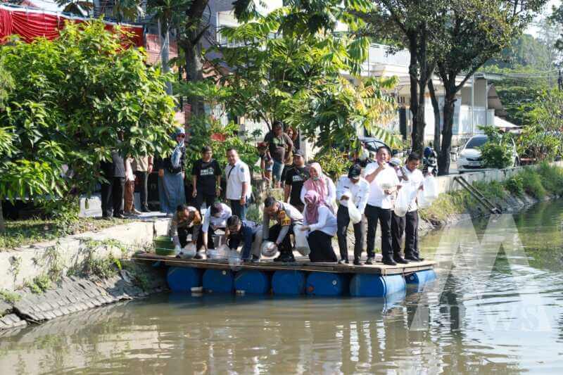 Polres Jombang bersama PWI Tebar Benih Ikan