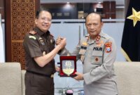 Kapolda Jatim Irjen Pol Drs. Nanang Avianto bersama Kajati Jatim Dr. Kuntadi