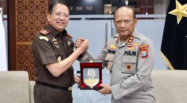 Kapolda Jatim Irjen Pol Drs. Nanang Avianto bersama Kajati Jatim Dr. Kuntadi