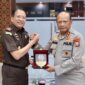Kapolda Jatim Irjen Pol Drs. Nanang Avianto bersama Kajati Jatim Dr. Kuntadi