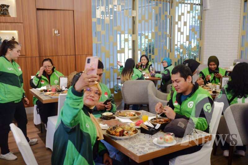Ojol Makan Siang di Giri Raos Restaurant