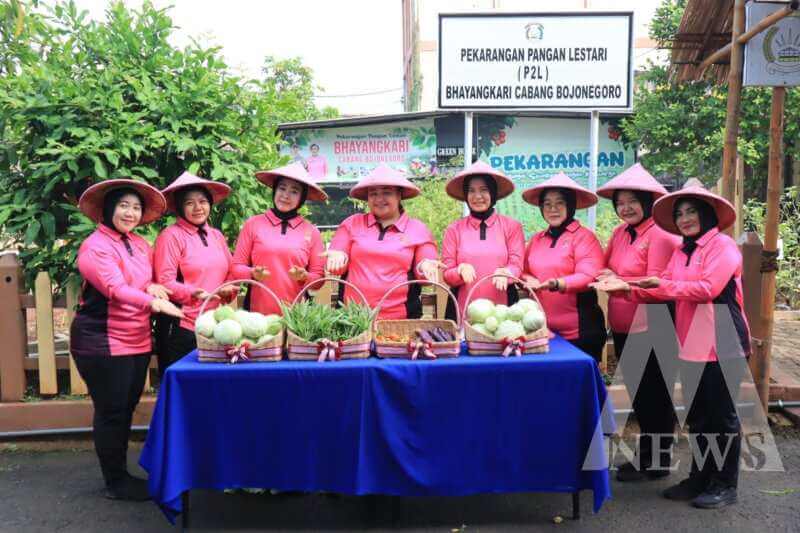 Bhayangkari Cabang Bojonegoro Panen Sayuran